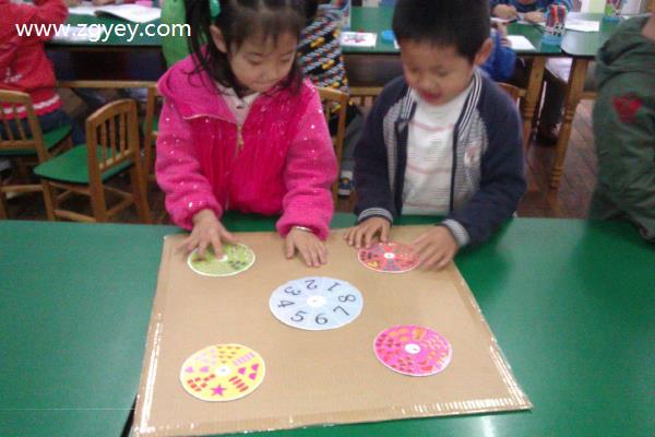 区角游戏是教师根据幼儿的兴趣和发展的需要,在幼儿园中为幼儿设置一定的教育环境即区域,让幼儿通过主动活动来学习,从而促进幼儿全面和谐发展。区角游戏活动的安排、设计,环境的创设,材料玩具的提供,要适合幼儿的年龄特点,我们班根据幼儿的心理和年龄特点设置了几个区域,如生活区有编织、系鞋带等,训练幼儿小肌肉,增强手眼协调以及手指动作灵活能力。表演区有供幼儿表演的服装、道具音乐等,学习用动作表现音乐,按照音乐的内容、节拍进行有趣的表演或游戏,加深对音乐的理解和感受能力,培养幼儿活泼乐观的情绪,陶冶他们的情操。在美工区