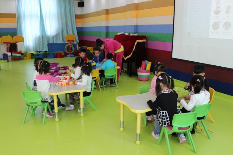 >> 文章内容 >> 浅析幼儿园科学教育的实施方法  浅谈幼儿园教学与